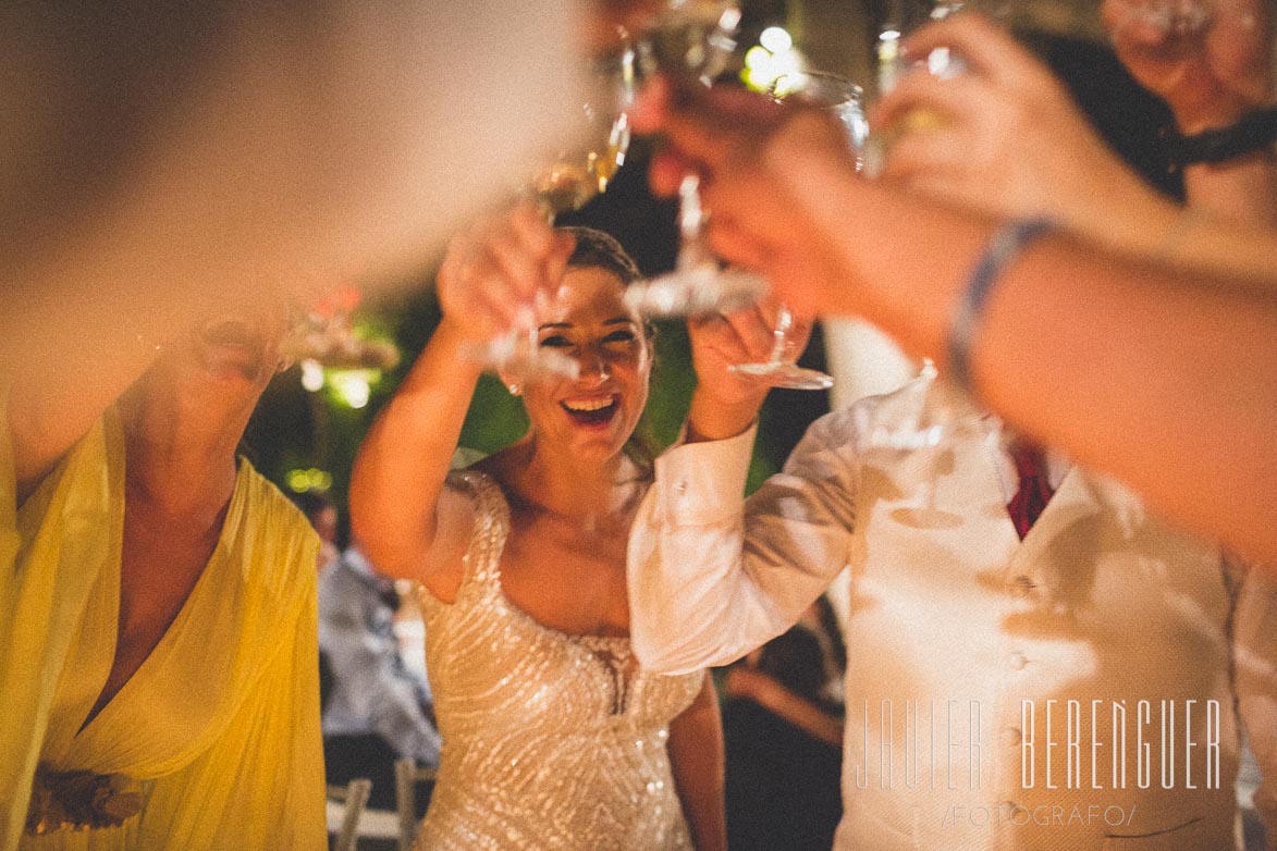 amigos y novios brindando en una boda