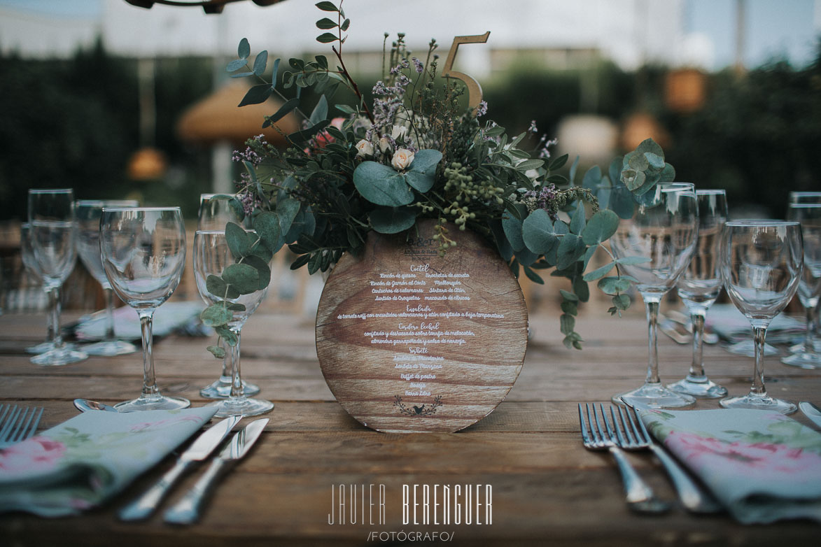 Minuta de Madera y Centro de Mesa , en mesa de madera, con servilletas de flores