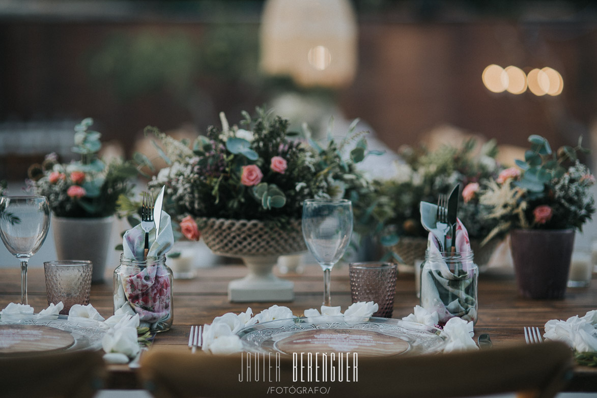 Centros de Mesa con Base de Porcelana , vasos con servilletas de flores y minuta de madera con papel texturizado