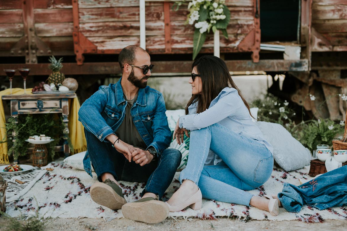 Fotos de Pre Boda Boho Chic en Vagón de Tren Abandonado