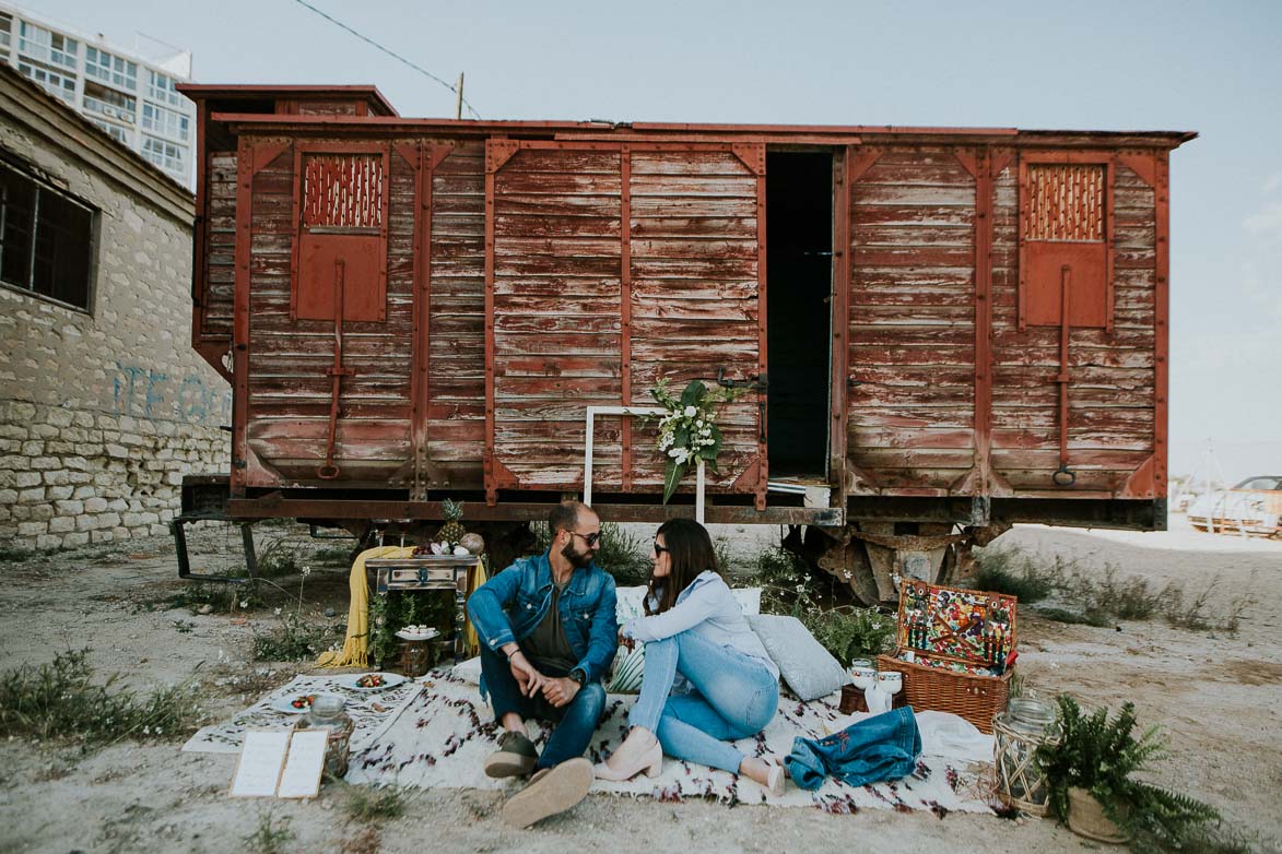 Fotos de Pre Boda Boho Chic en Vagón de Tren Abandonado