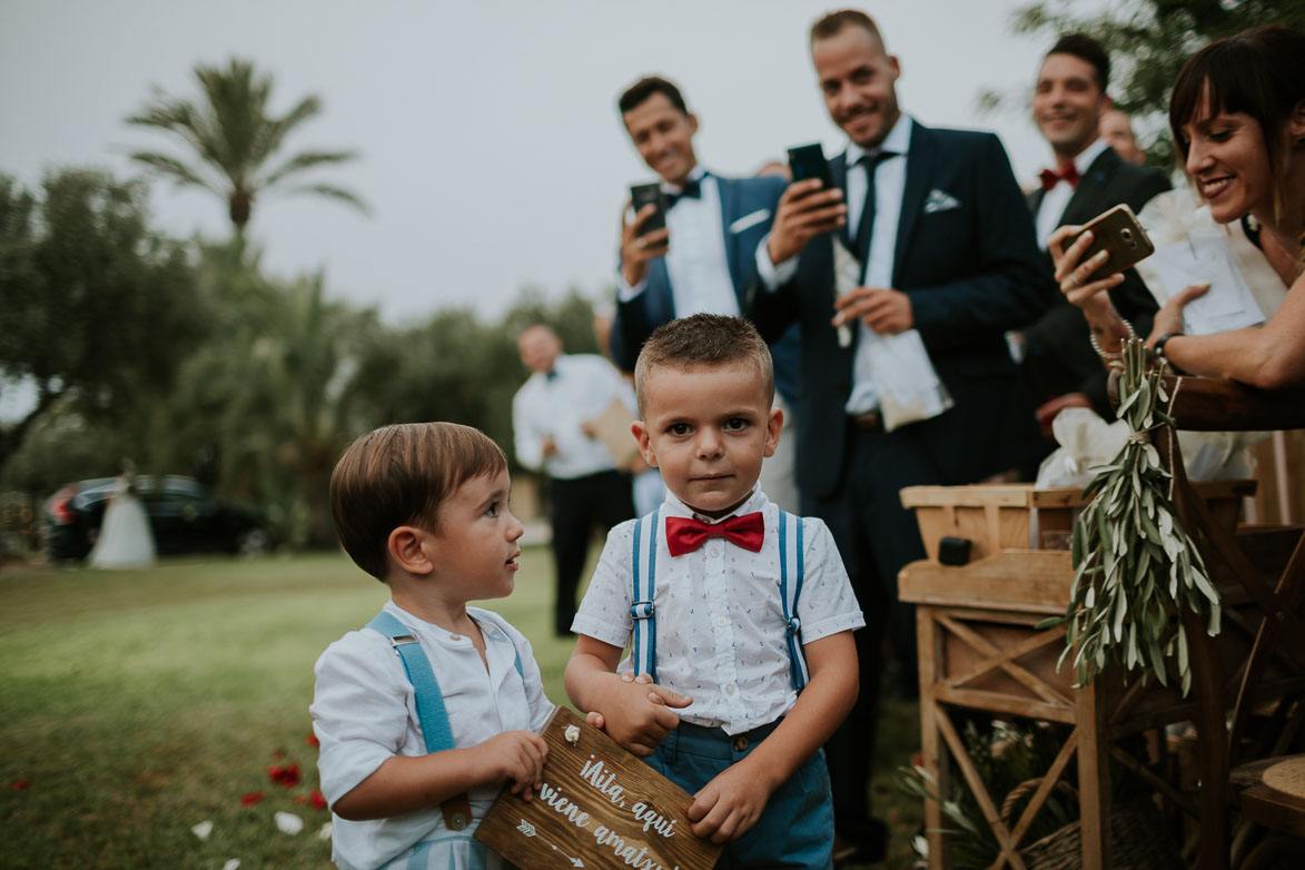 Niños y carteles para entrada de novia en Ceremonia Civil