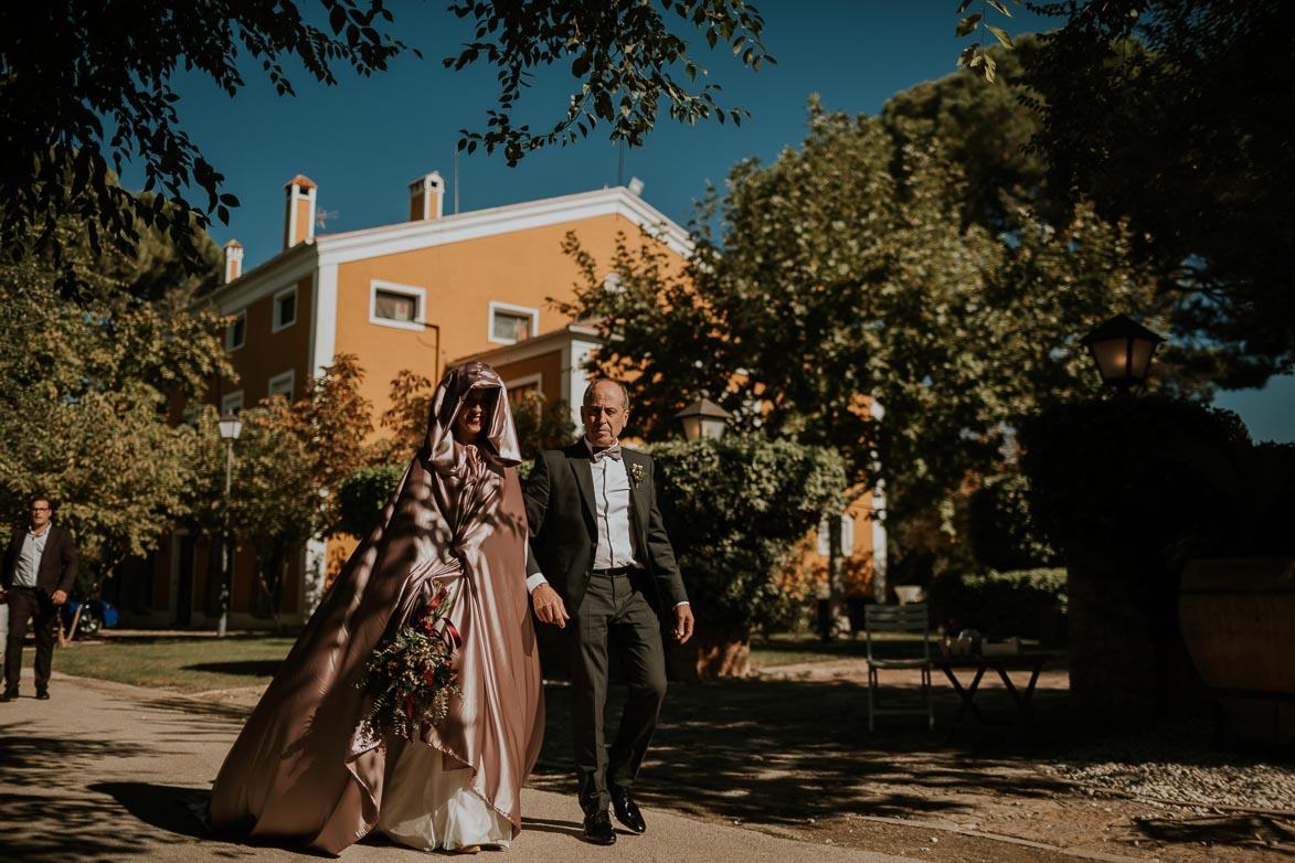 novias con capa y capucha