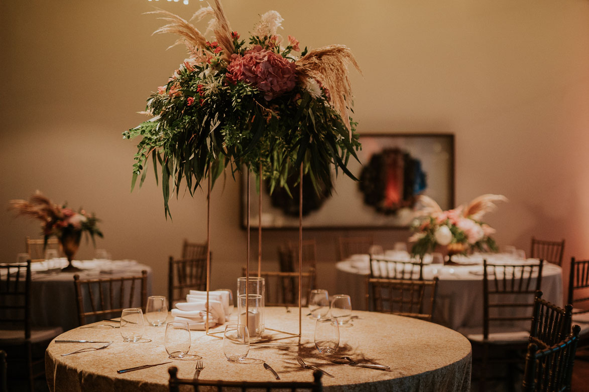 Decoración de centros de mesa altos en Bodas