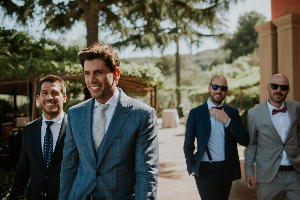 Como vestir a un hombre para una boda con traje o informal ✓