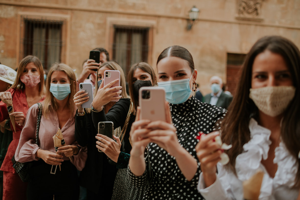 Amigas con móviles Bodas Covid