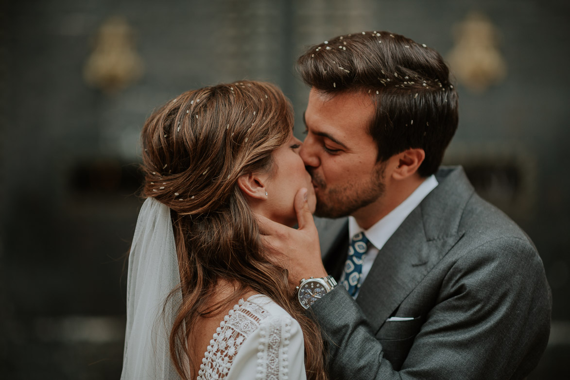 Beso Novios en Boda Basilica de Santa Maria Hort de Nal Elche