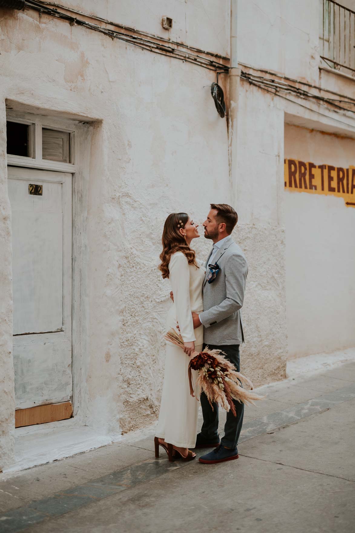 Novias diferentes con traje de pantalón y chaqueta