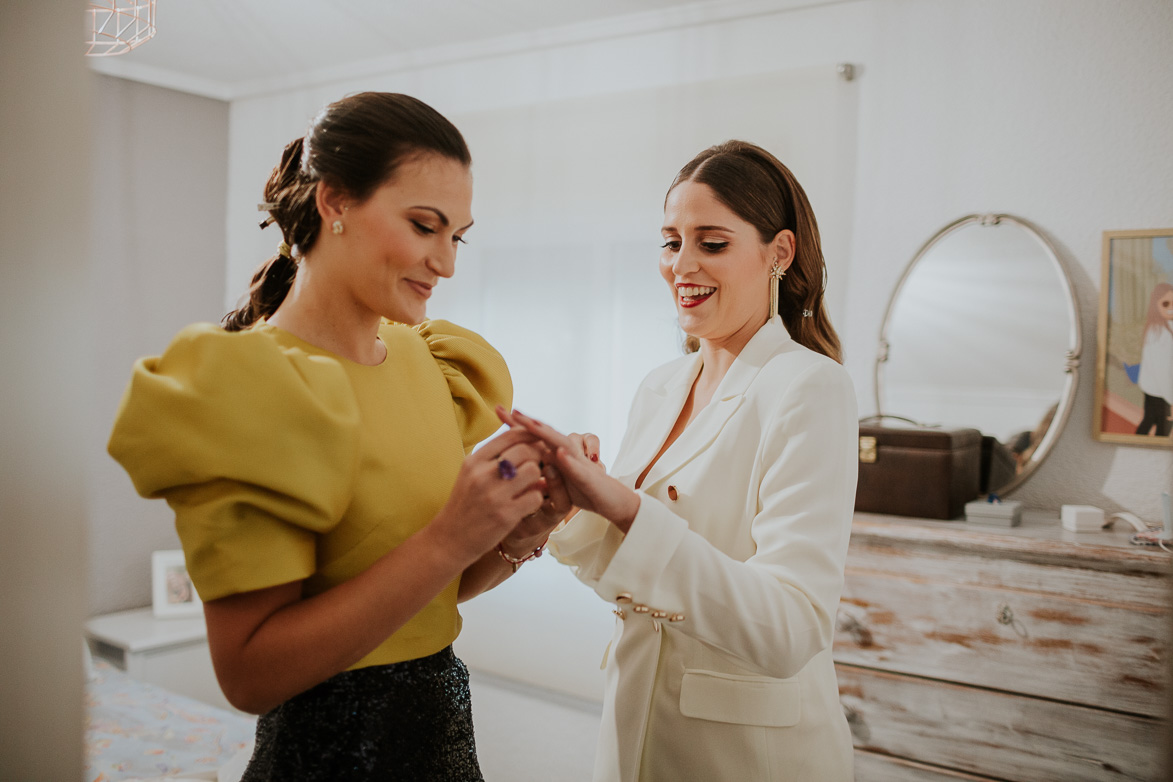 Novias diferentes con traje de pantalon y chaqueta