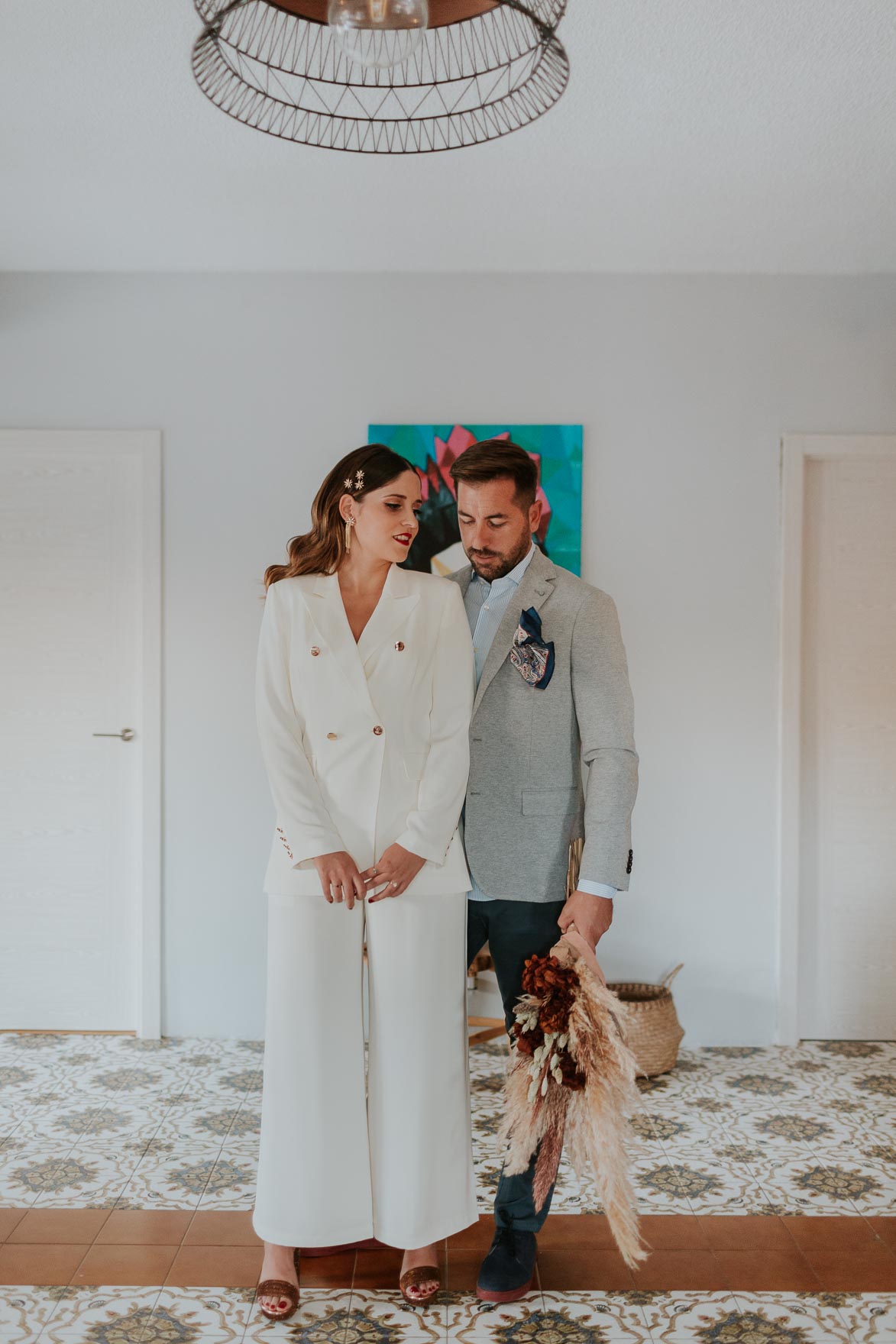 Novias diferentes con traje de pantalon y chaqueta