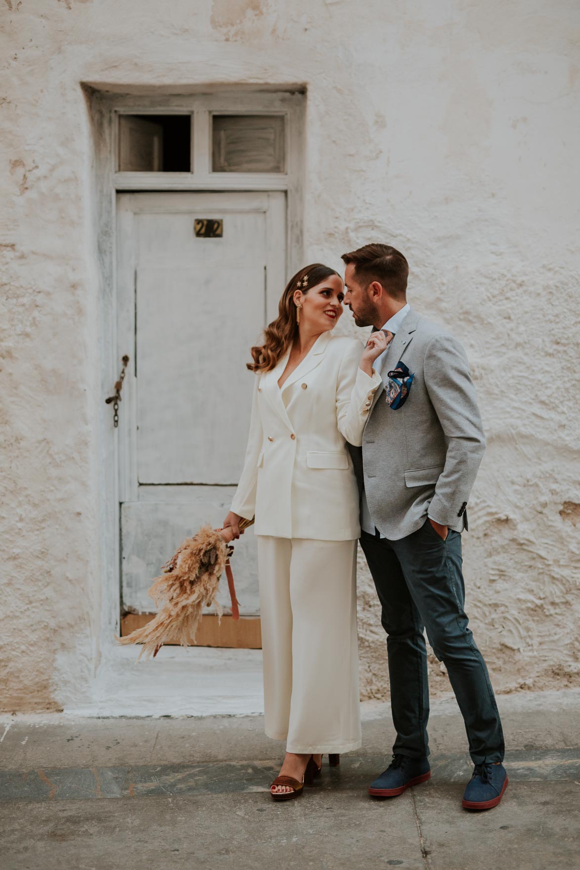 Novias diferentes con traje de pantalon y chaqueta