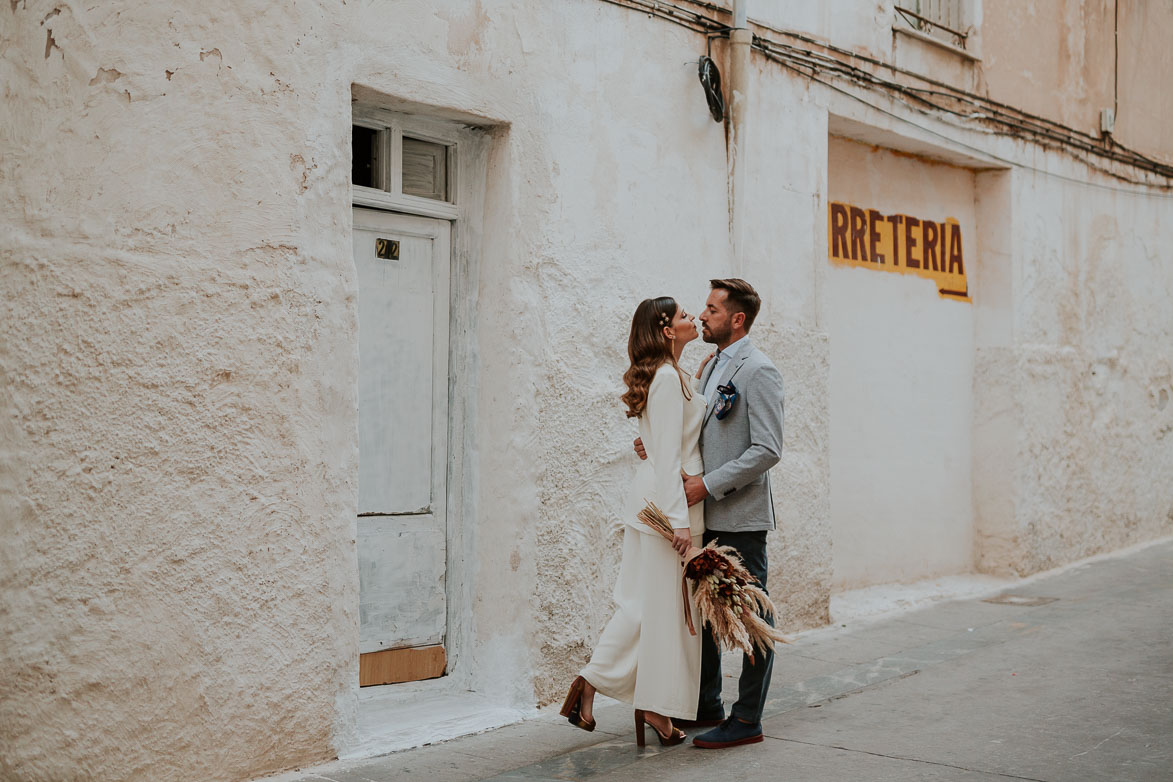 Novias diferentes con traje de pantalon y chaqueta