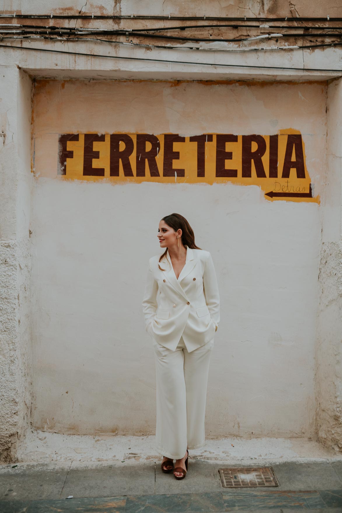 Novias diferentes con traje de pantalon y chaqueta