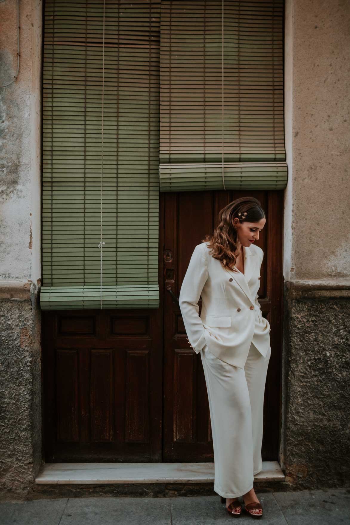 Novias diferentes con traje de pantalon y chaqueta