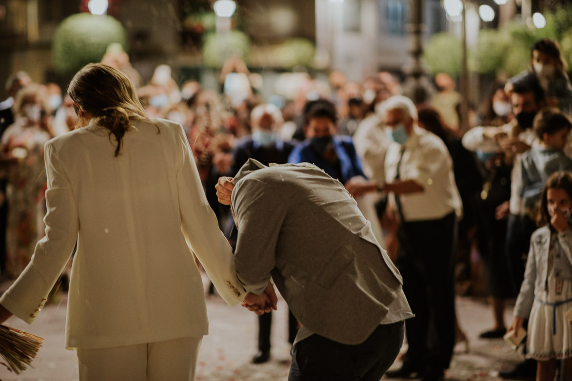 Novias diferentes con traje de pantalon y chaqueta