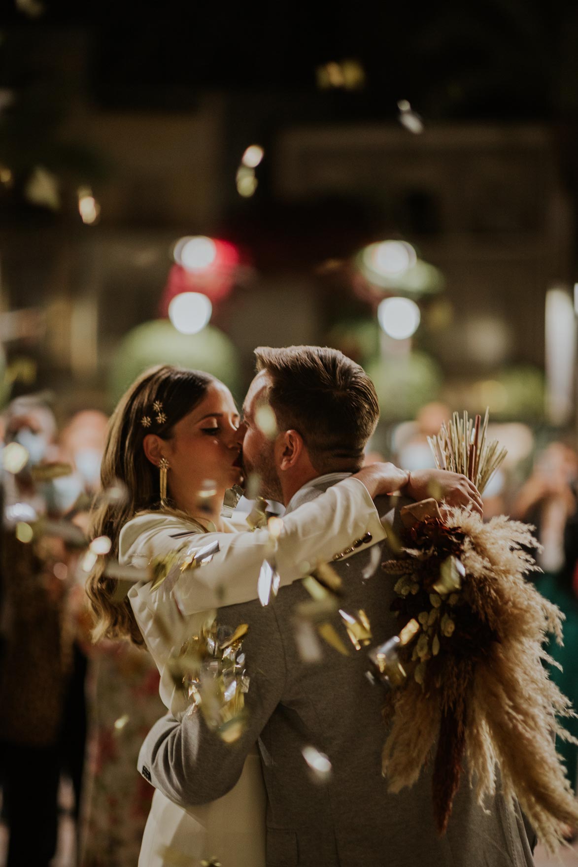 Novias diferentes con traje de pantalon y chaqueta