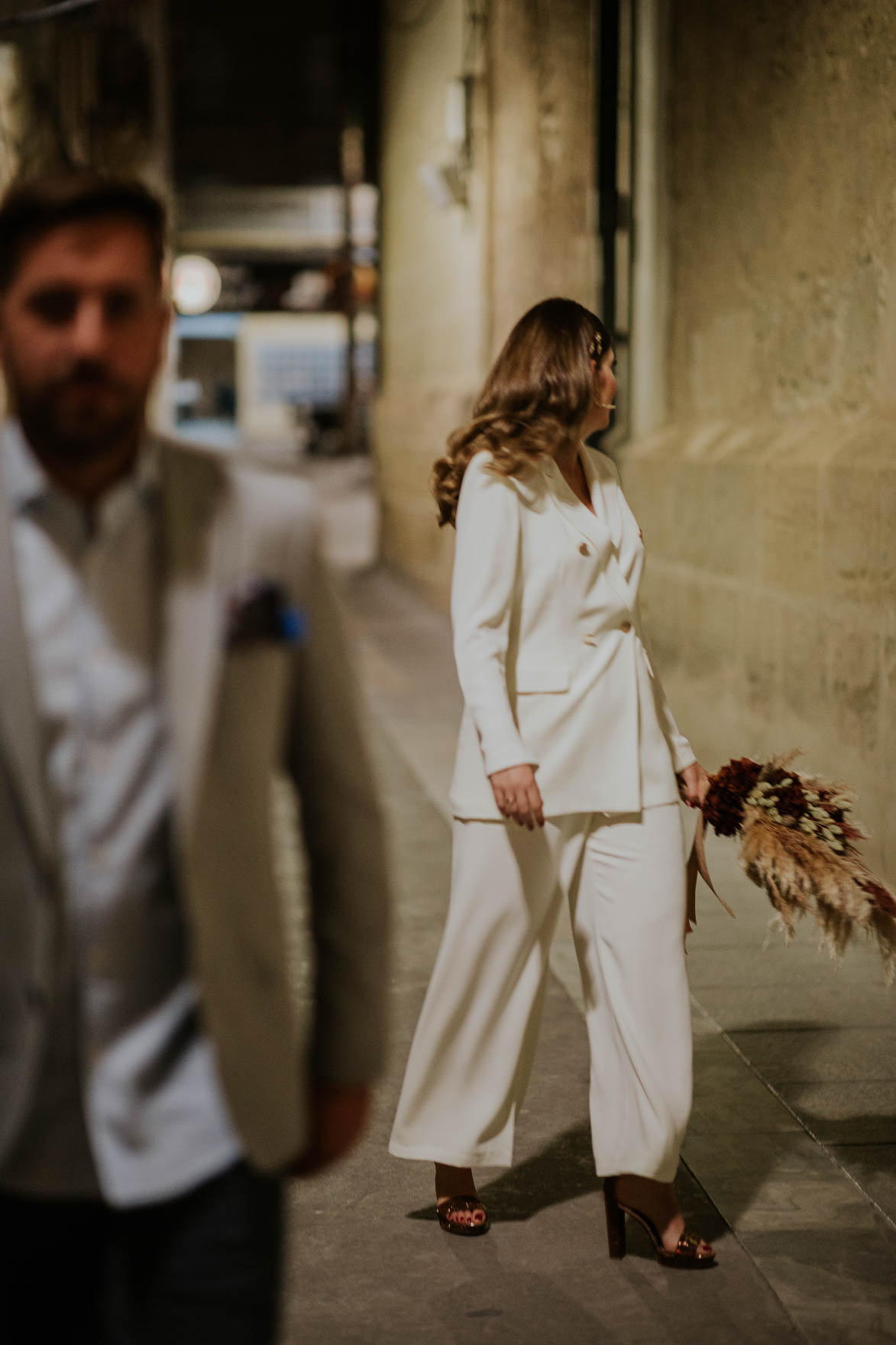 Novias diferentes con traje de pantalon y chaqueta Bruna OnLine