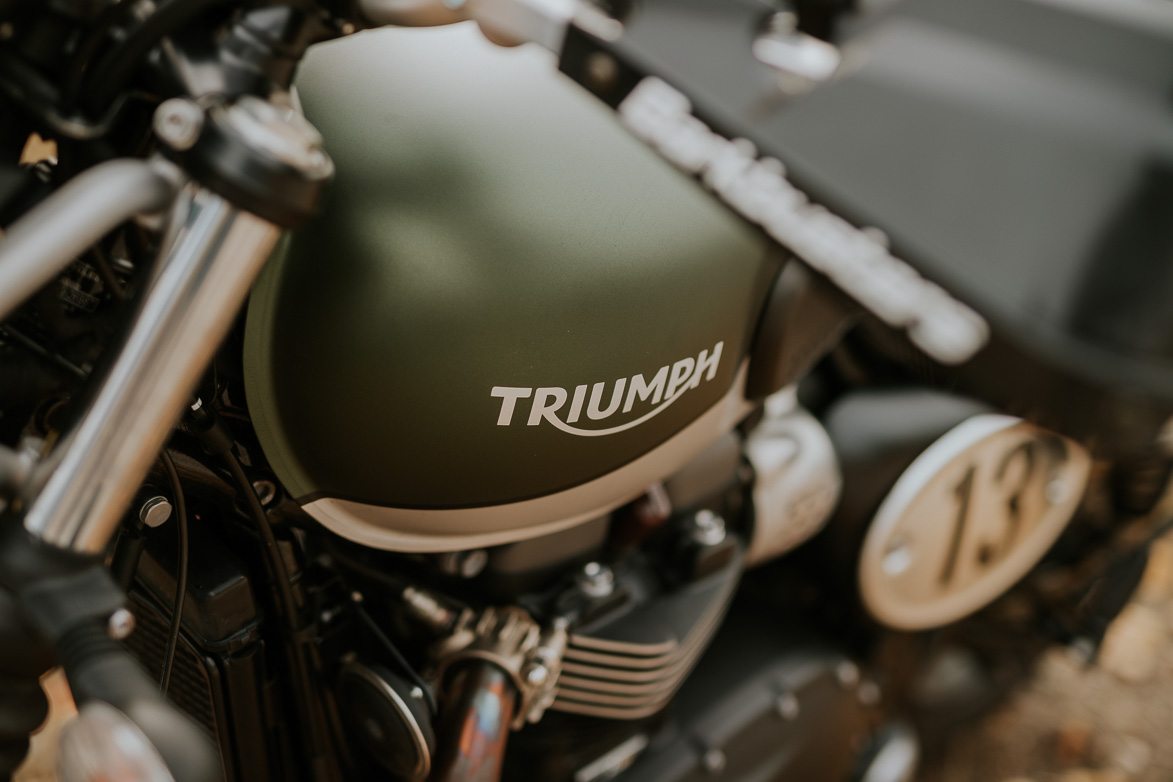 TRIUMPH STREET SCRAMBLER MATT KHAKI & ALUMINIUM SILVER