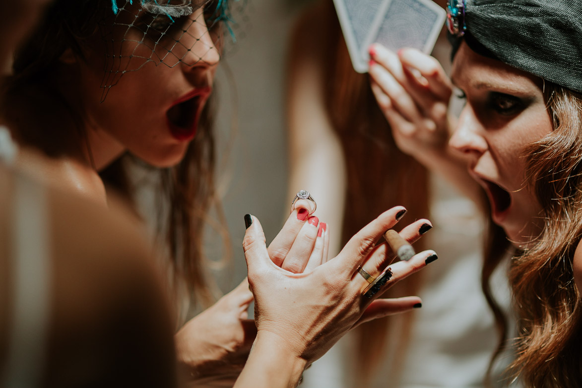 Novias jugando el anillo de pedida en una partida de poker