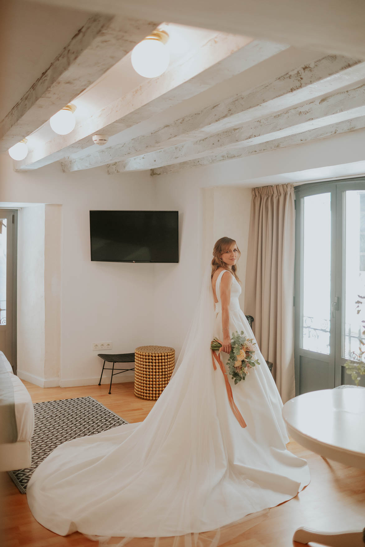 Novias con vestido Mikado de Rosa Clara