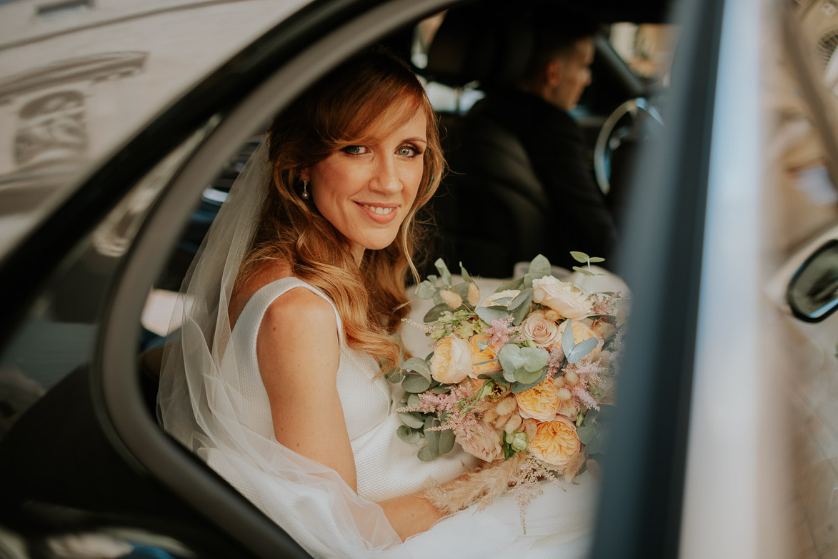 Novias con vestido Mikado