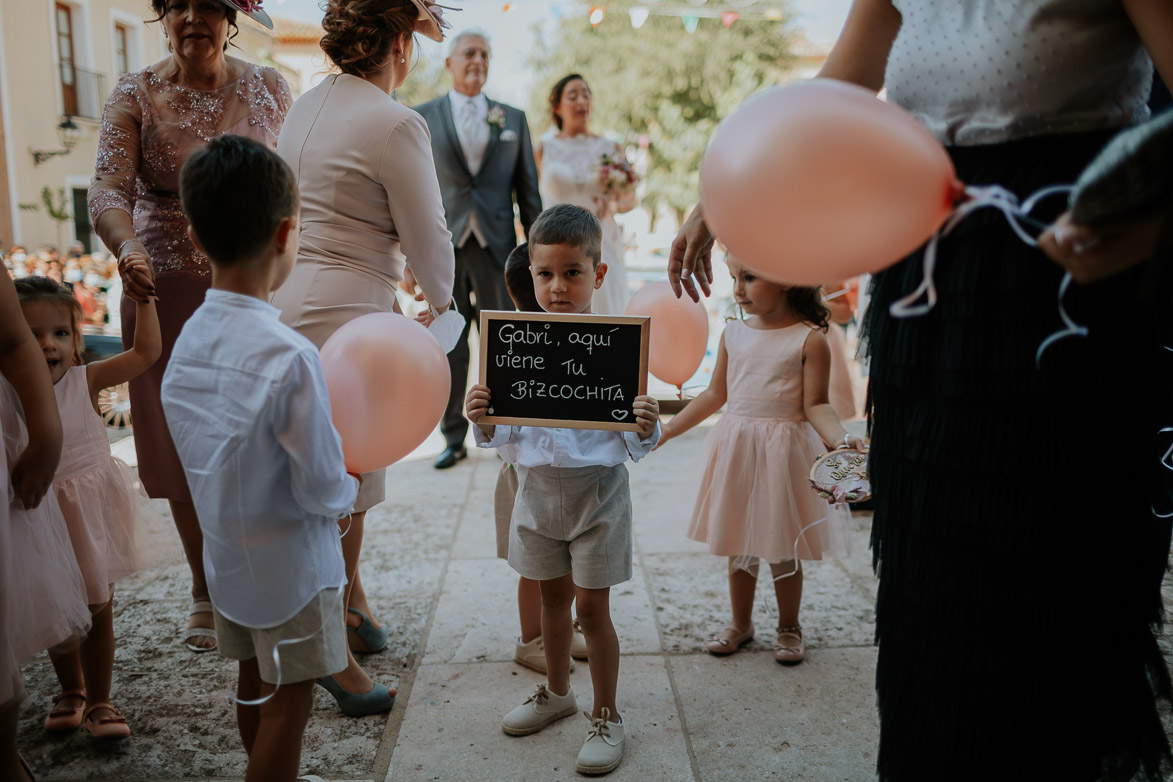 Niños Con Cartel en Bodas