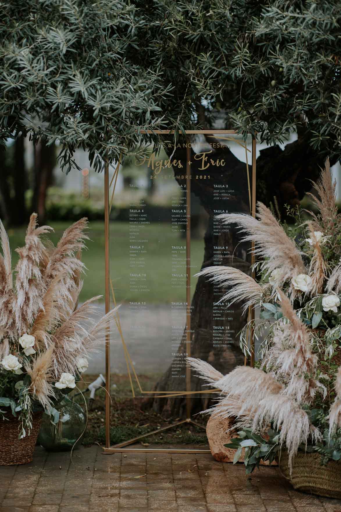 Como decorar un Seating Plan con plumas en Boda