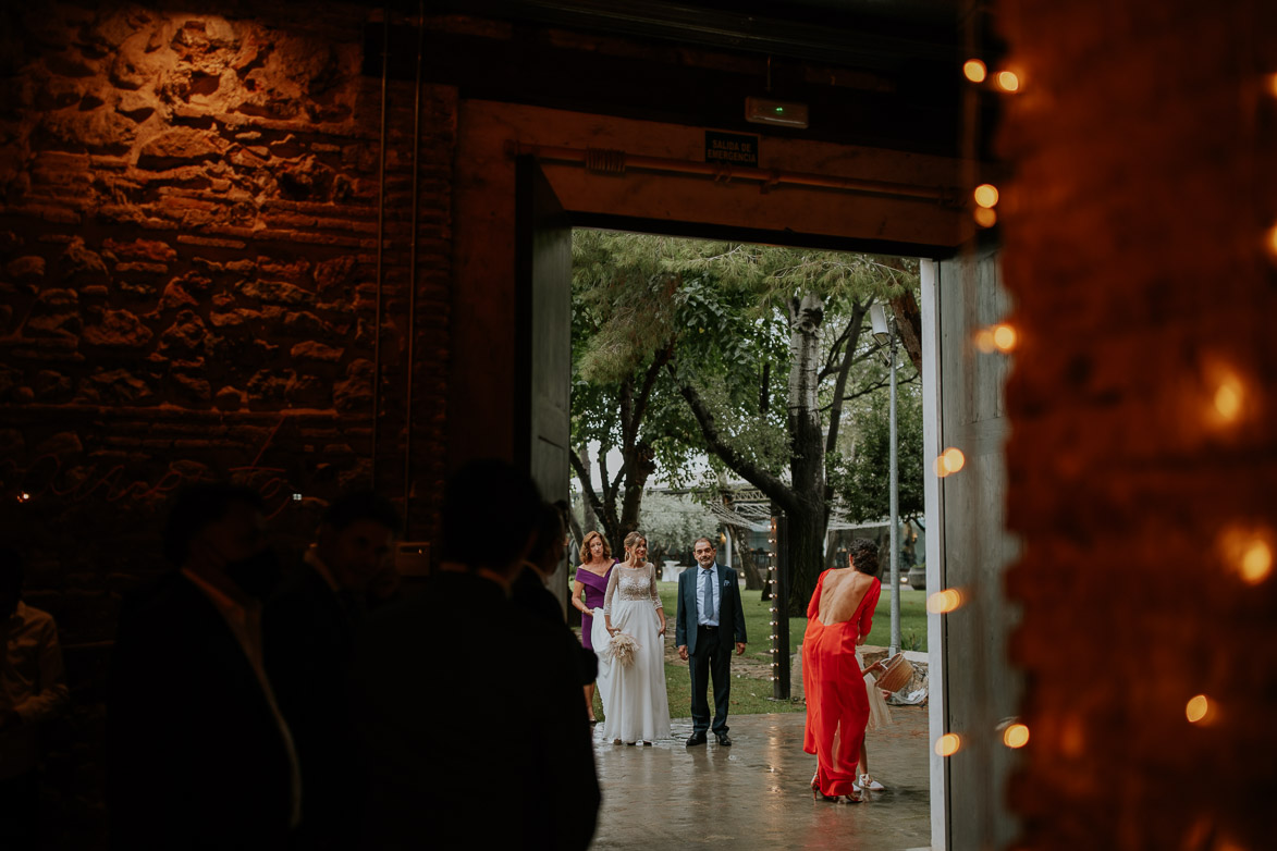 Padre acompaña a Novia