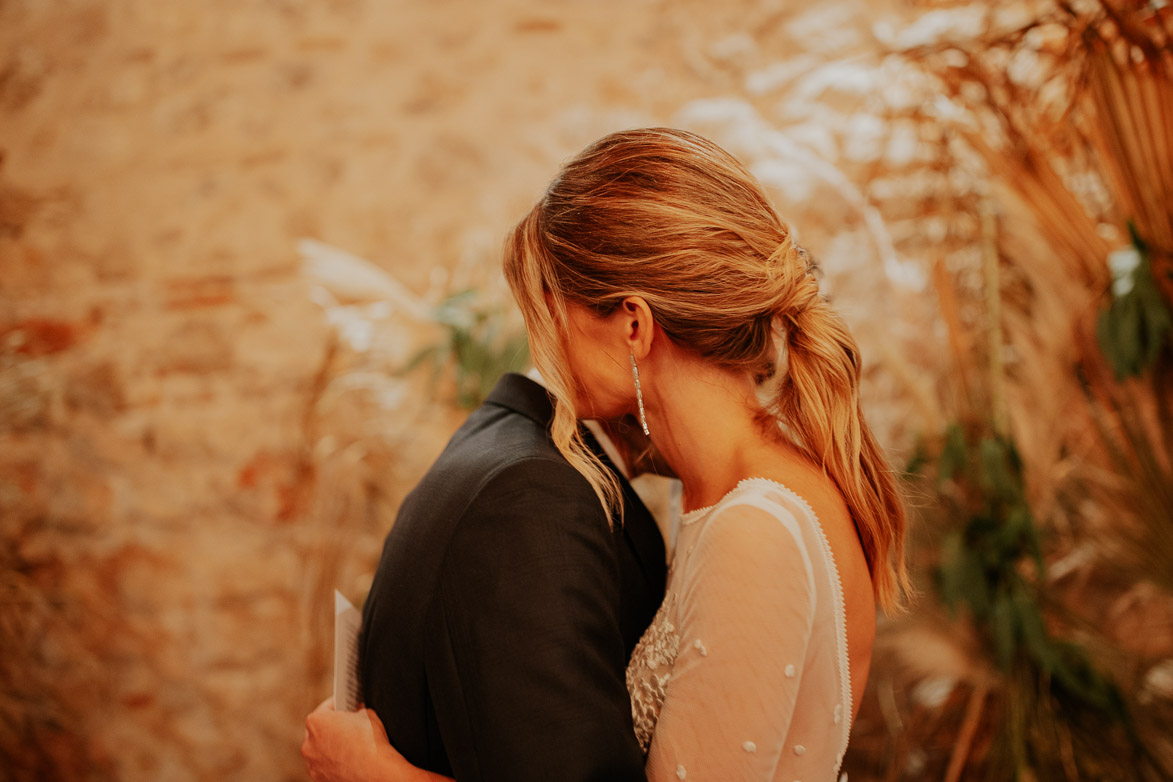 Novia abraza a su Marido en la Boda