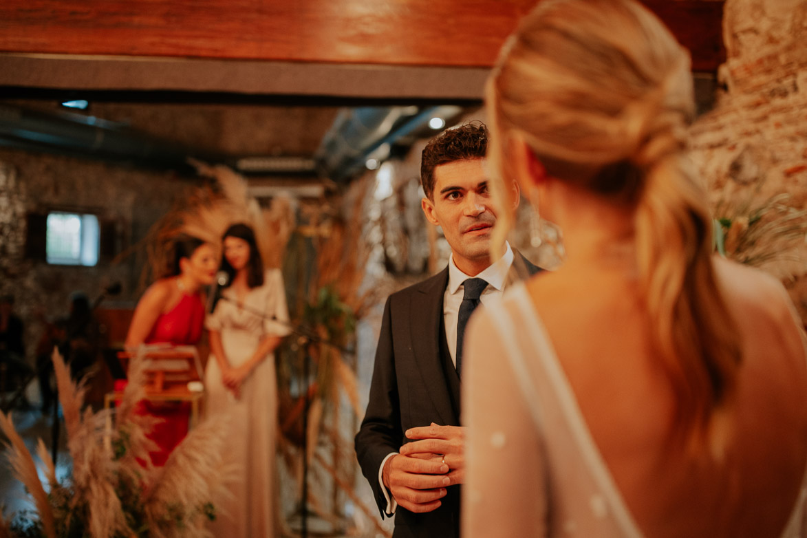 Como mira un novio a su novia en la boda