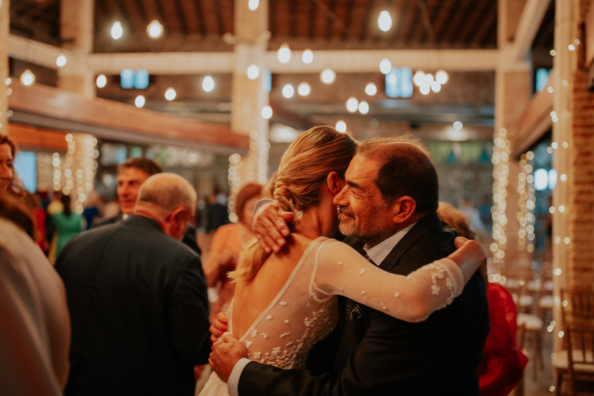 Cuando se dan abrazos en el protocolo de una boda