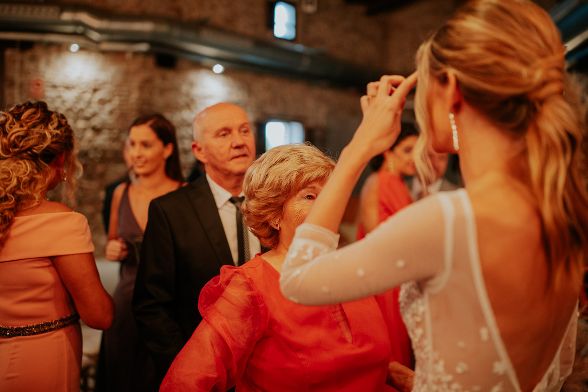 Cuando se dan abrazos en el protocolo de una boda