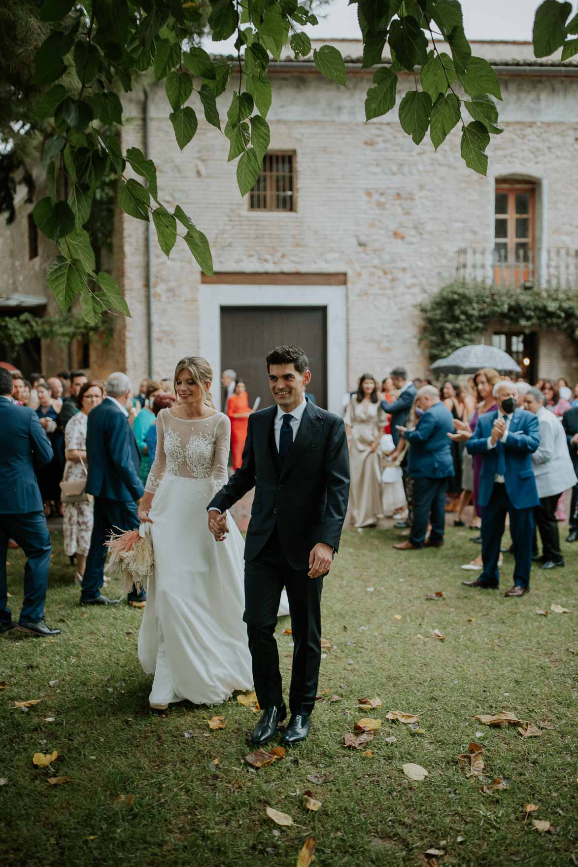 Novios andando por la boda