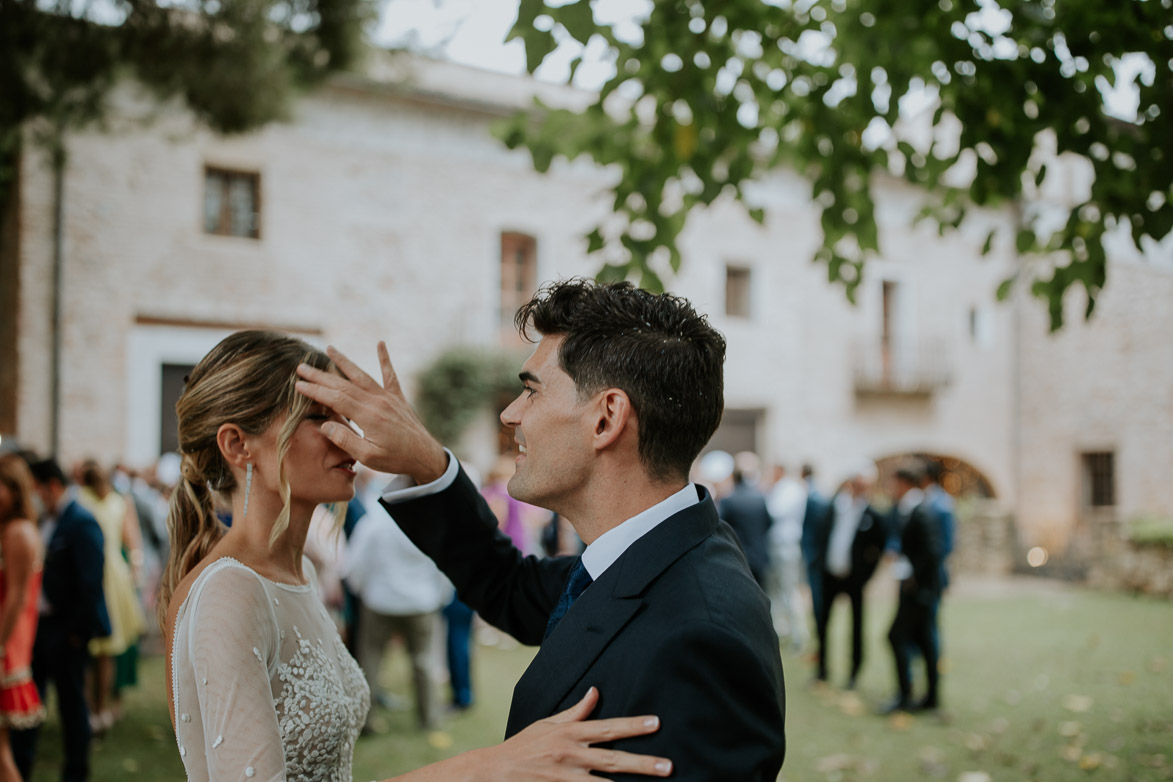 Novio peina a su novia en la boda