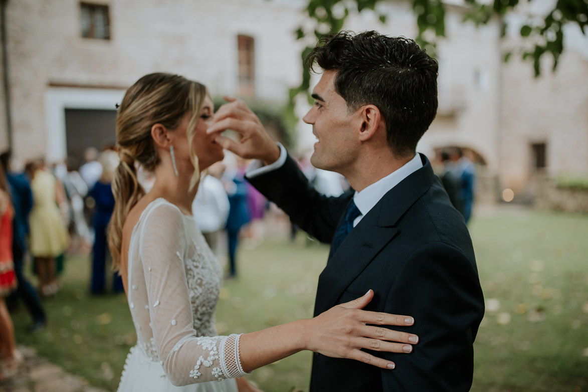 Novio peina a su novia en la boda