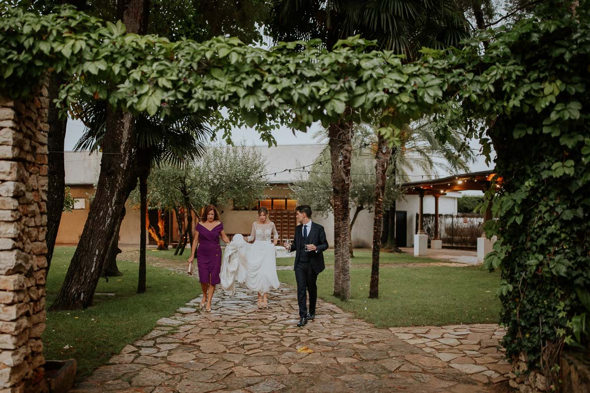 Novias andando por piedras