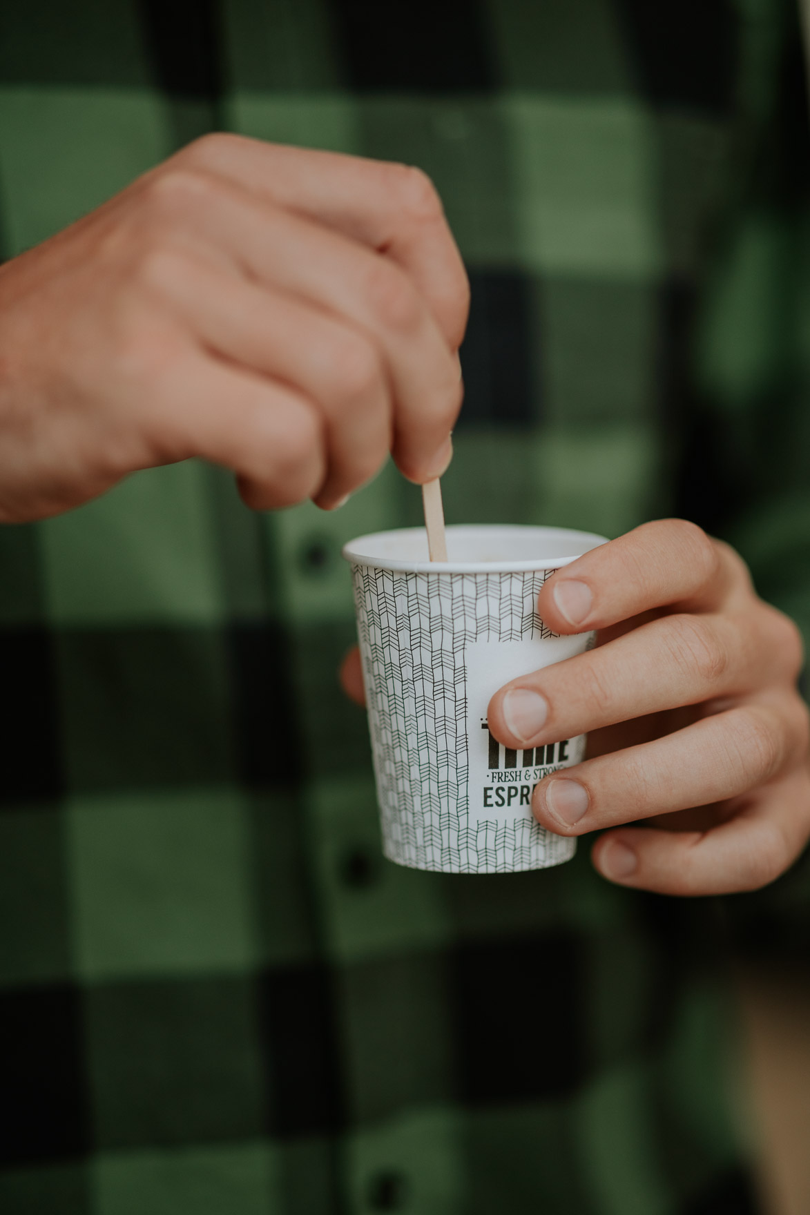 como es una taza de carton para llevar