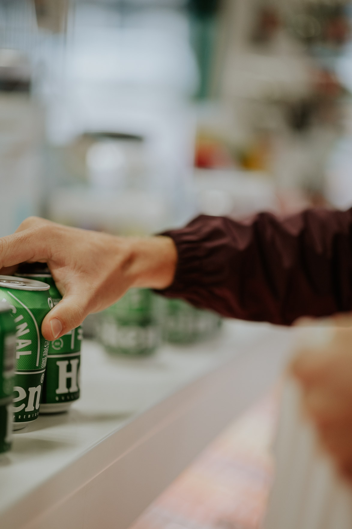 Novio comprando heineken en 24 horas