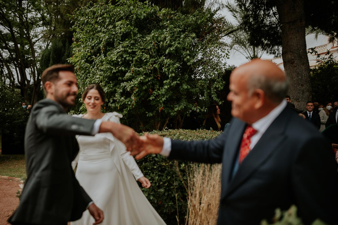 como es el Abrazo del Padrino al Novio en Bodas