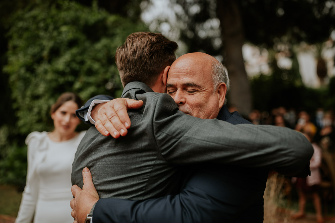 como es el Abrazo del Padrino al Novio en Bodas