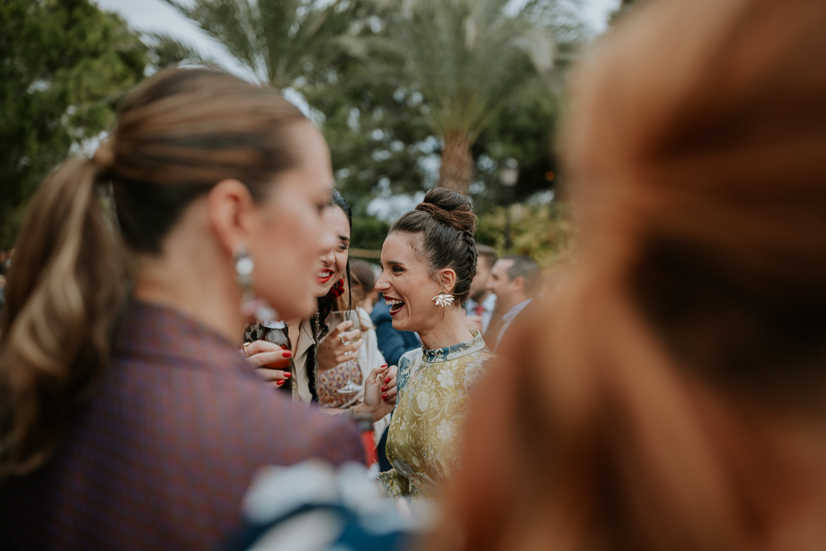 Invitada riendo en Coctel boda