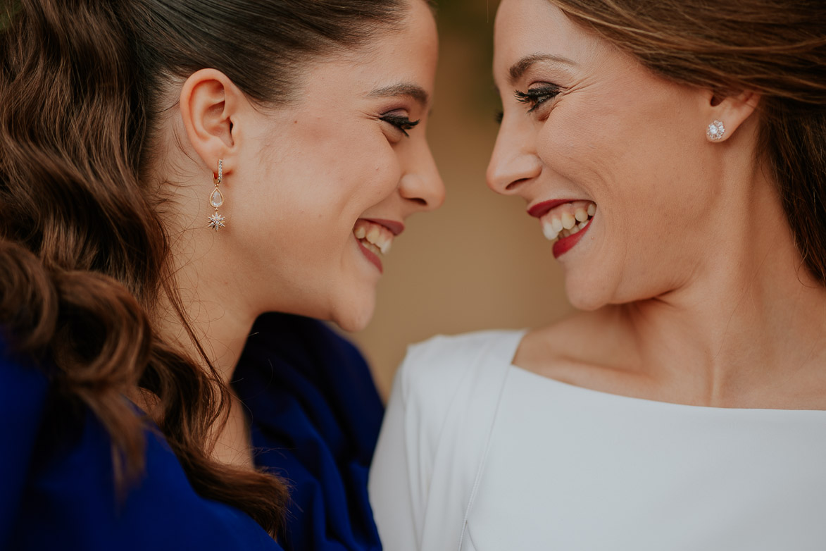 Mirada entre Hermanas en Bodas