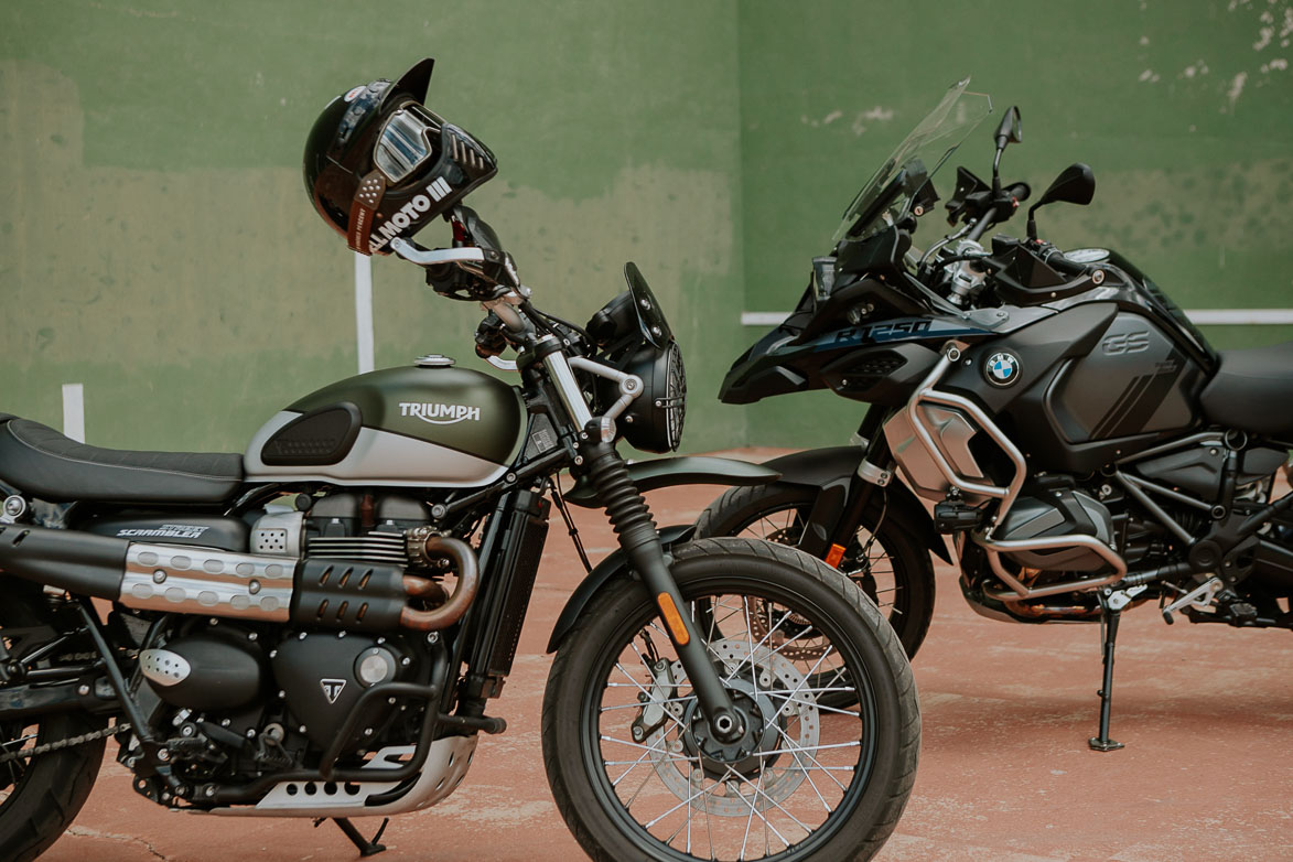 Triumph Scrambler VS BMW GS 1250