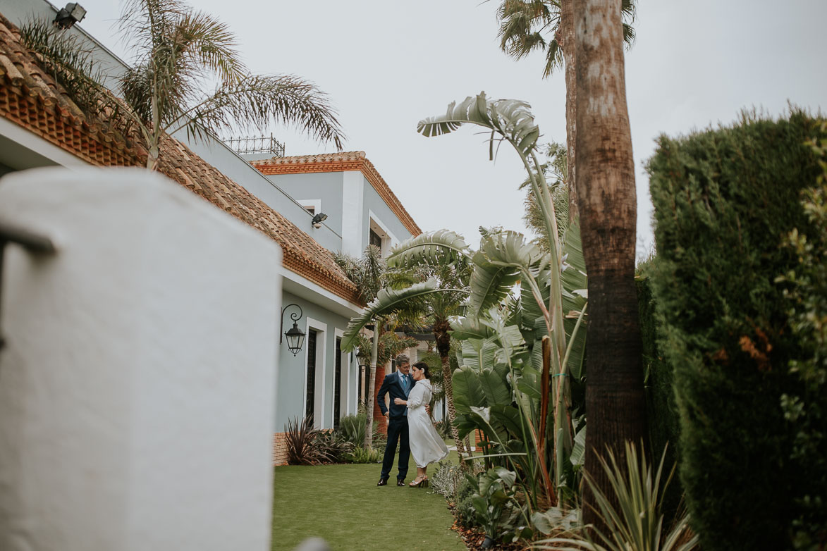 Novios en Finca Victoria Garden