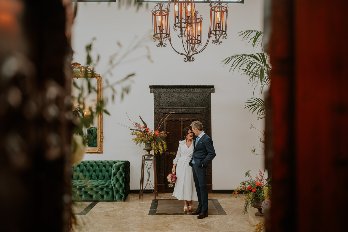 Novios en Finca Victoria Garden