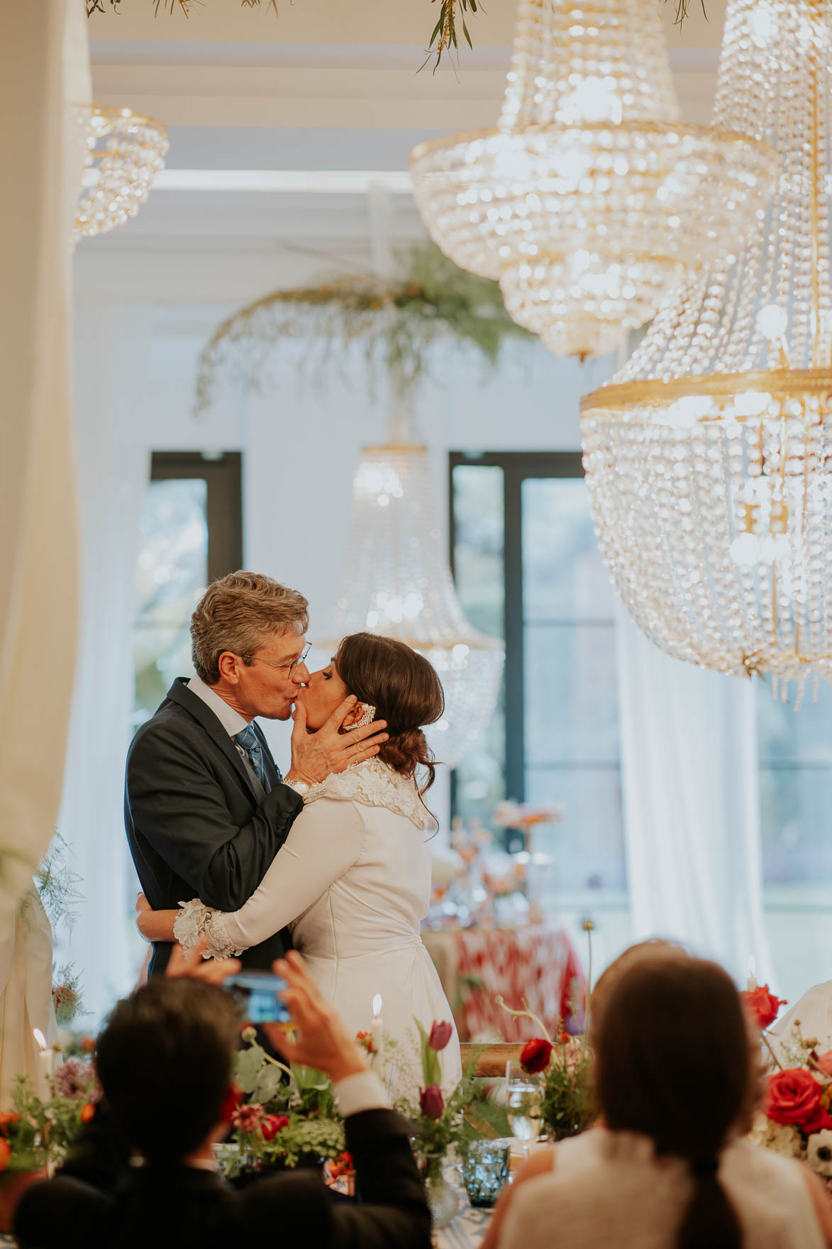 Novios Bajo Lamparas de Cristal