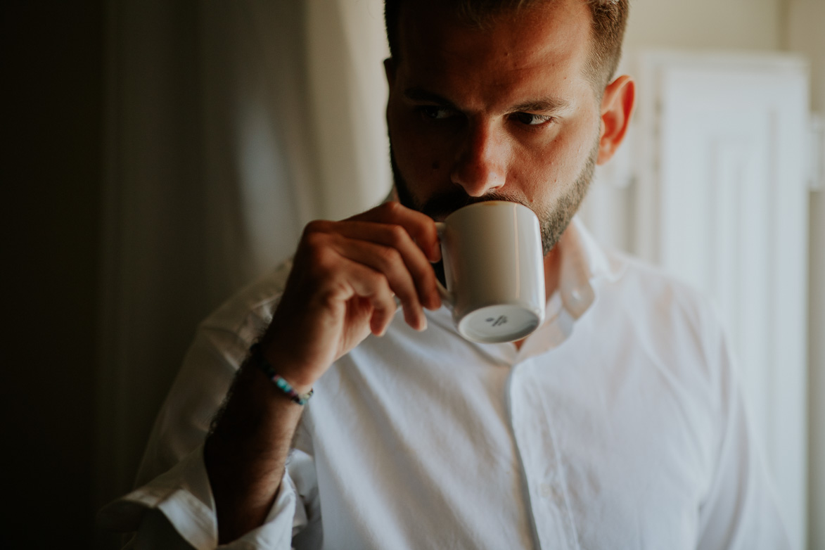 Novio tomando un cafe el día de su boda