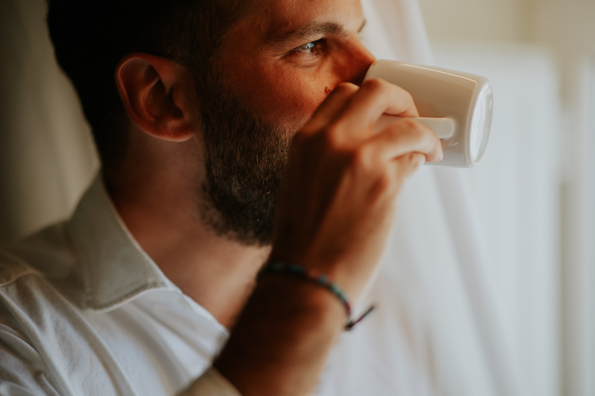 Novio tomando un cafe el día de su boda