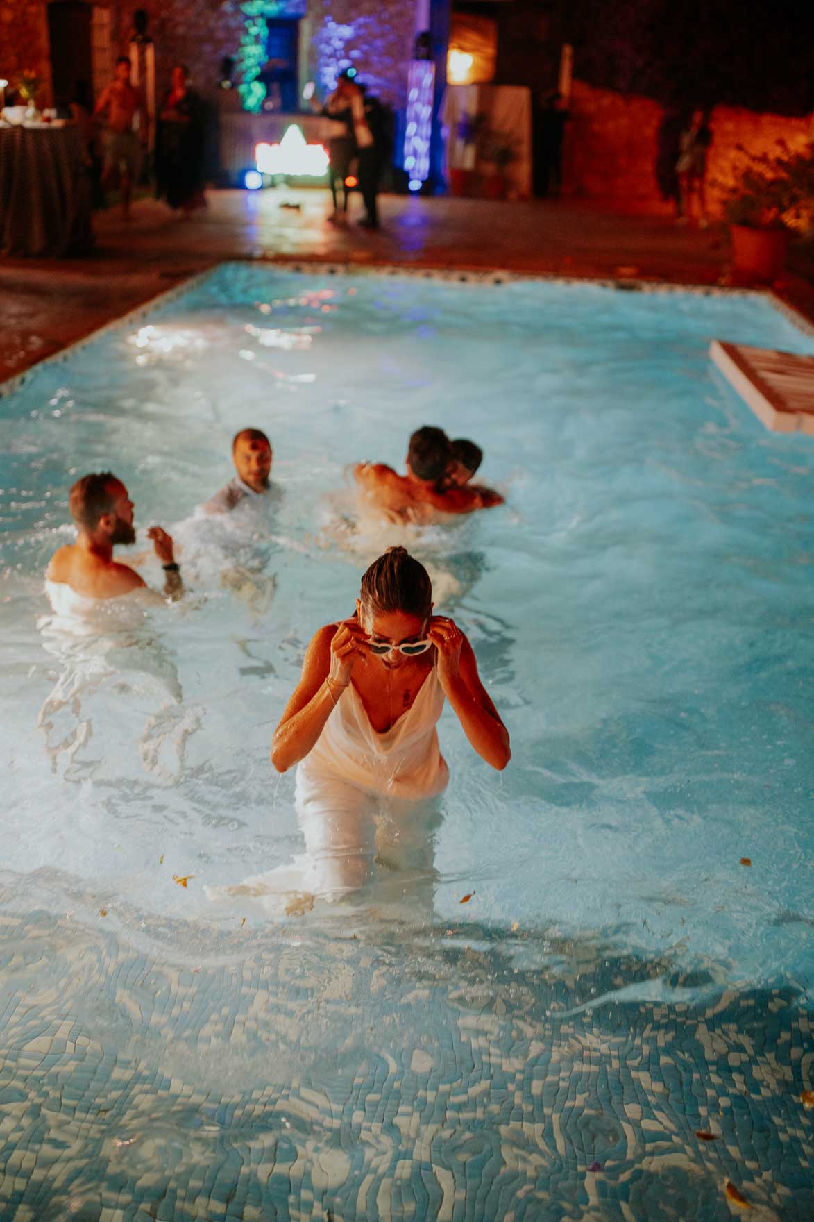 Novios Tirandose a la Piscina en La Boda