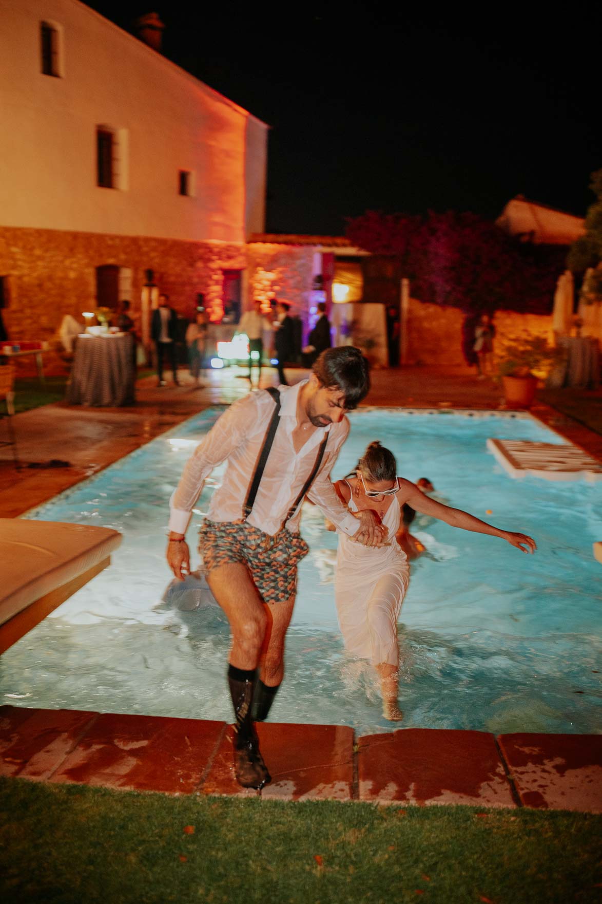 Novios Tirandose a la Piscina en La Boda
